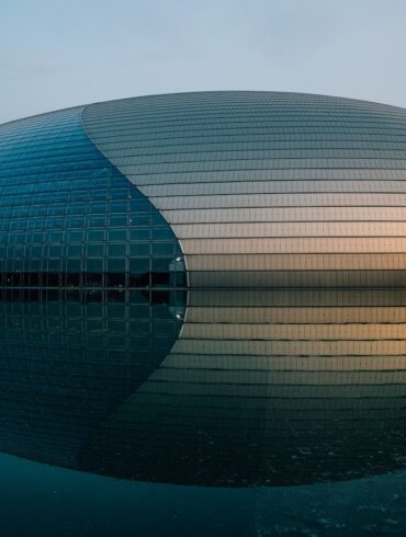 a building that is reflecting in the water