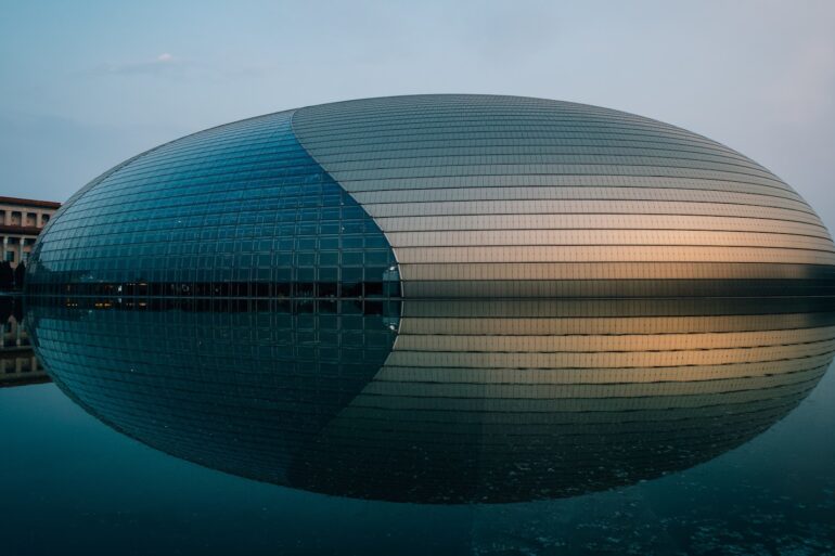 a building that is reflecting in the water