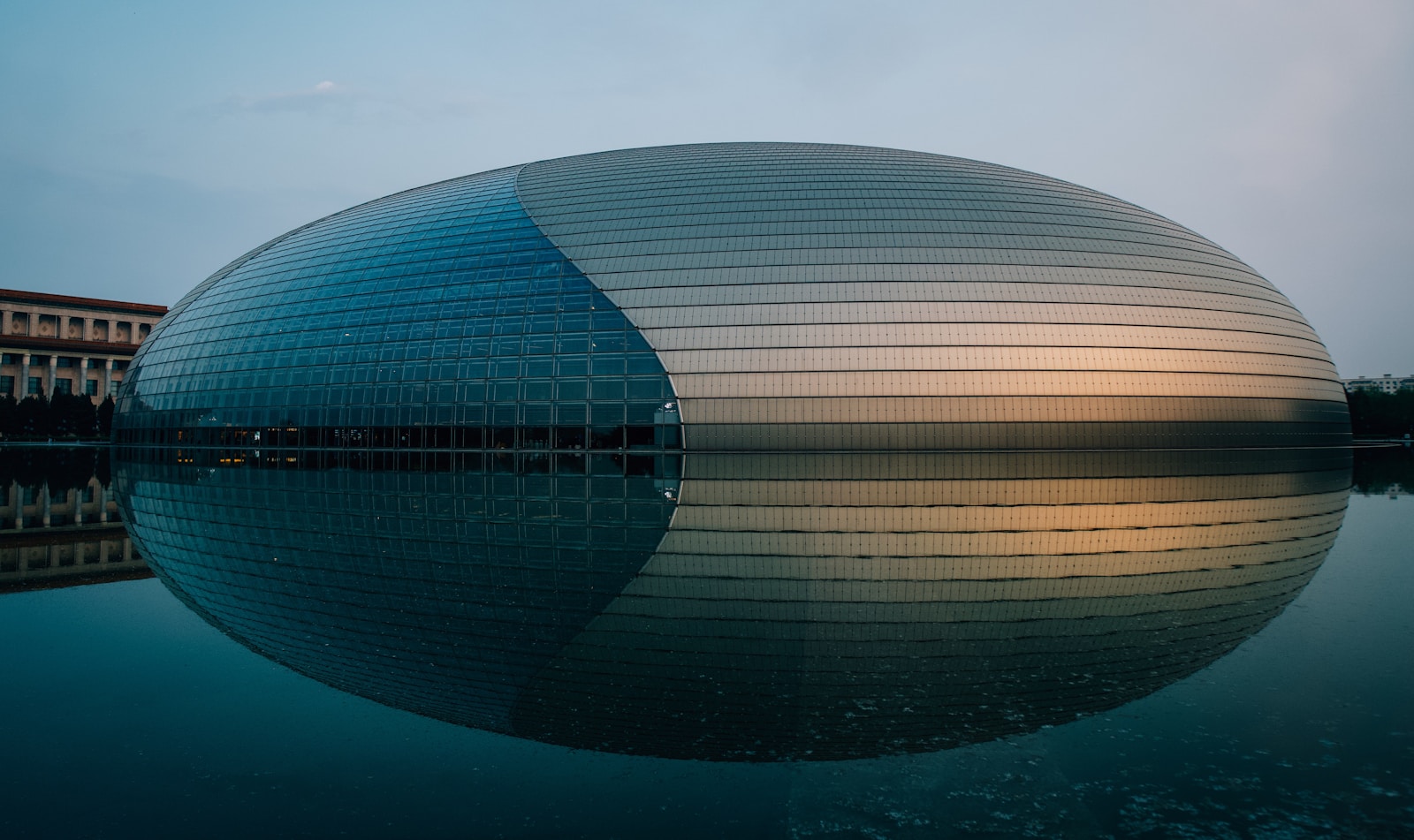 a building that is reflecting in the water