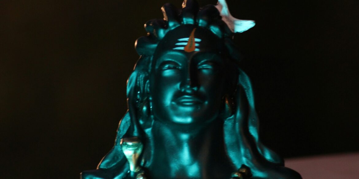 a statue of a person with the hands up