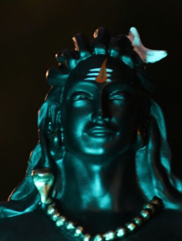 a statue of a person with the hands up