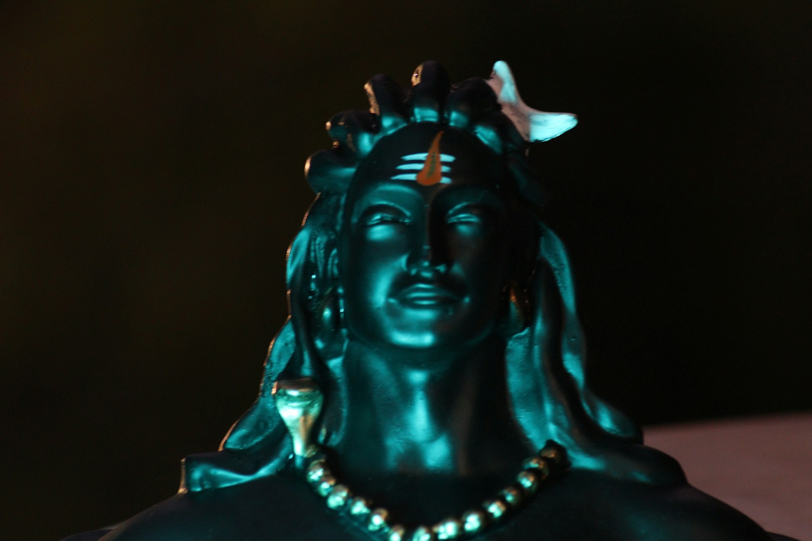a statue of a person with the hands up