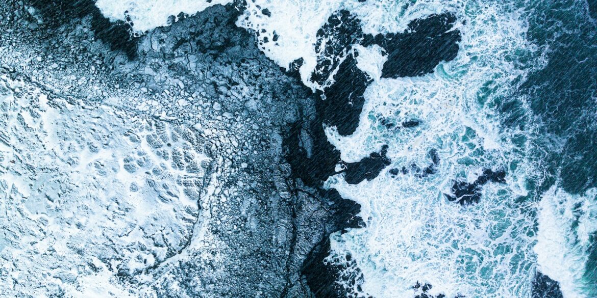 a bird's eye view of the ocean and rocks